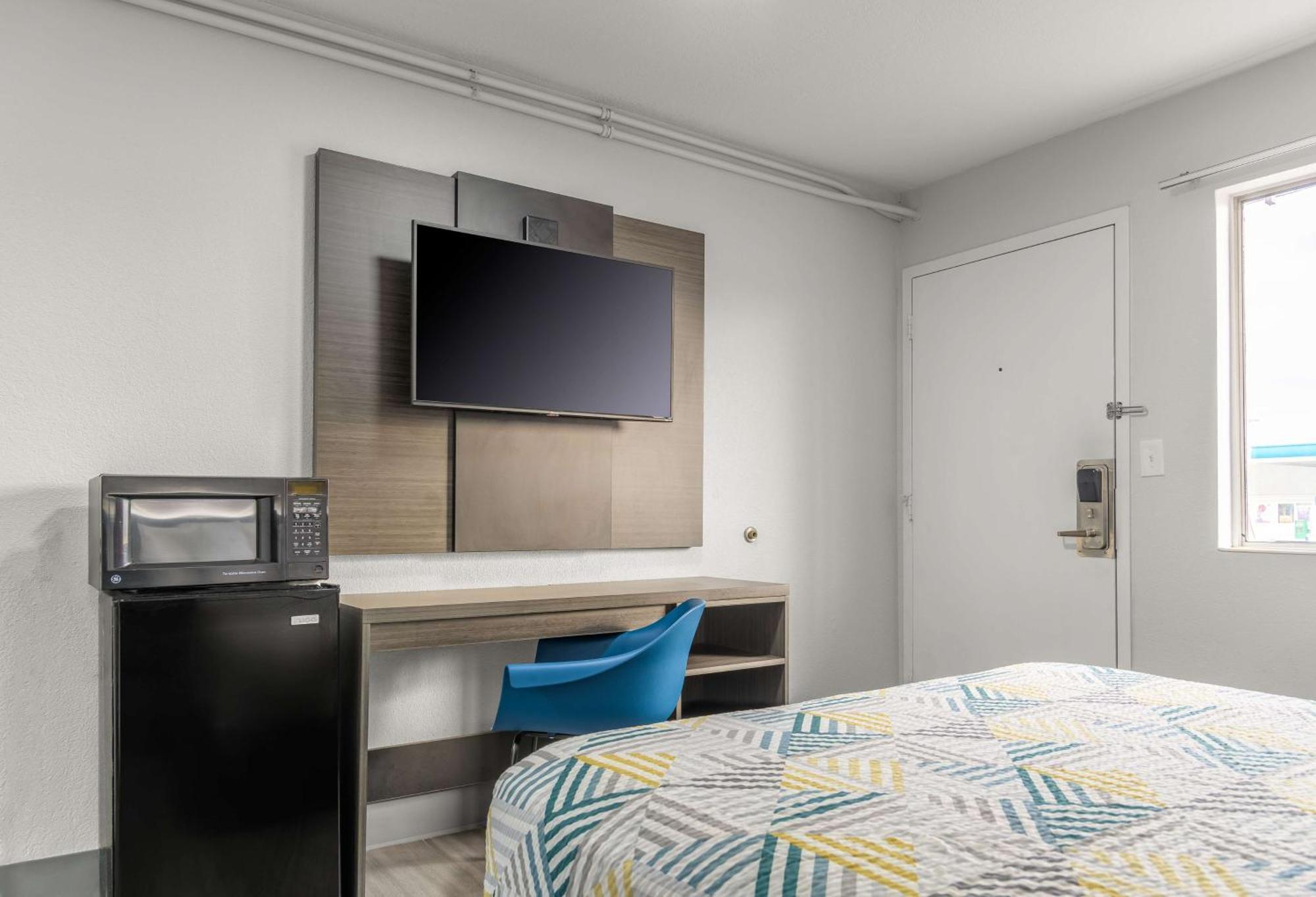 Home 6 Motel Топика Екстериор снимка