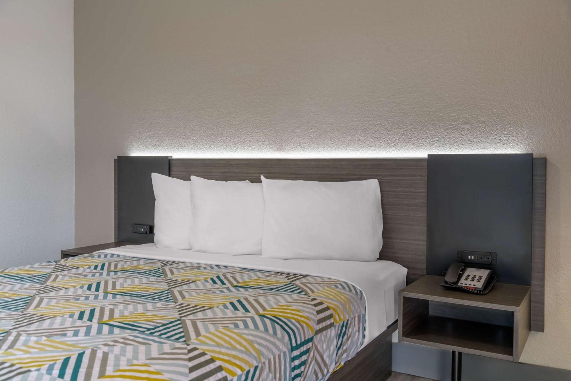Home 6 Motel Топика Екстериор снимка