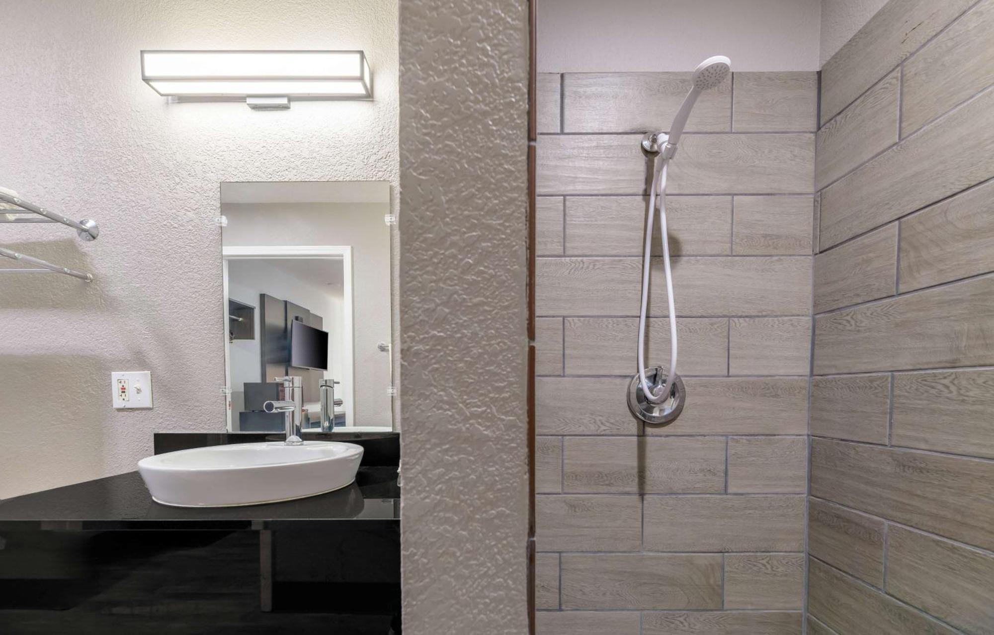 Home 6 Motel Топика Екстериор снимка