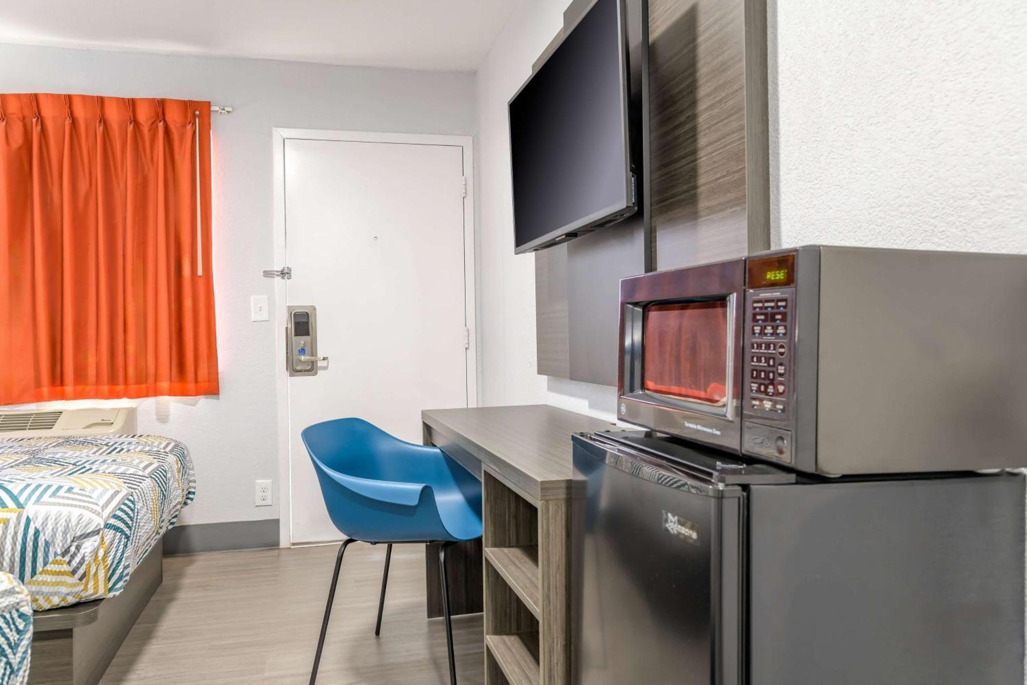Home 6 Motel Топика Екстериор снимка
