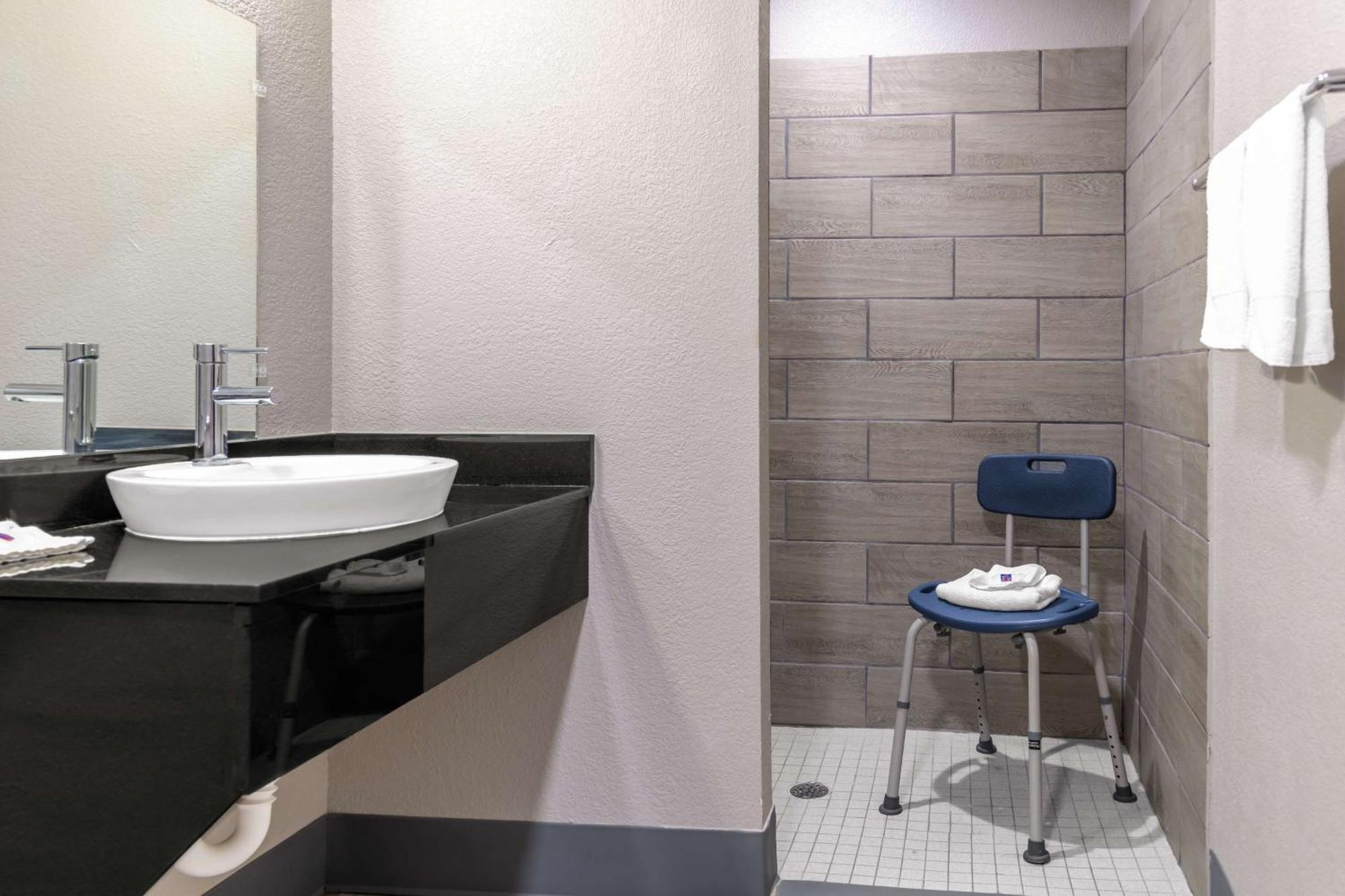 Home 6 Motel Топика Екстериор снимка