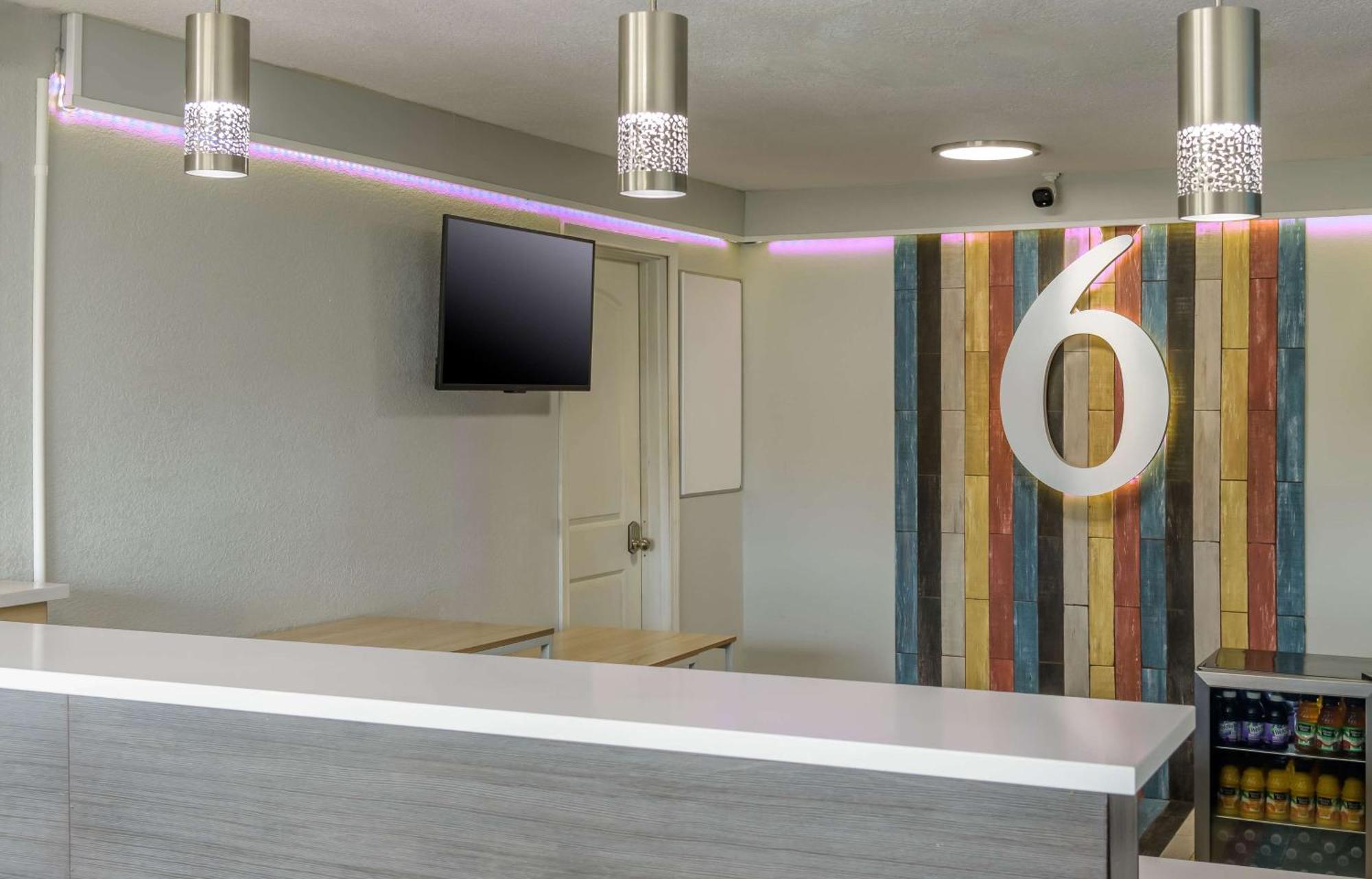 Home 6 Motel Топика Екстериор снимка