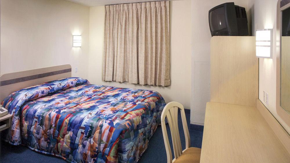 Home 6 Motel Топика Екстериор снимка