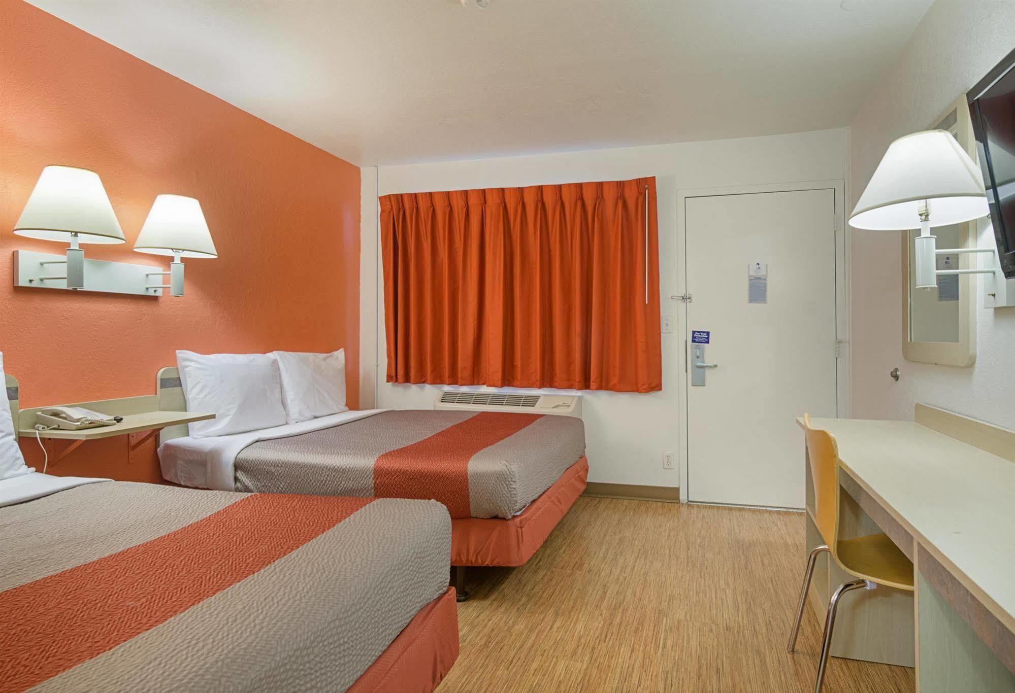 Home 6 Motel Топика Екстериор снимка