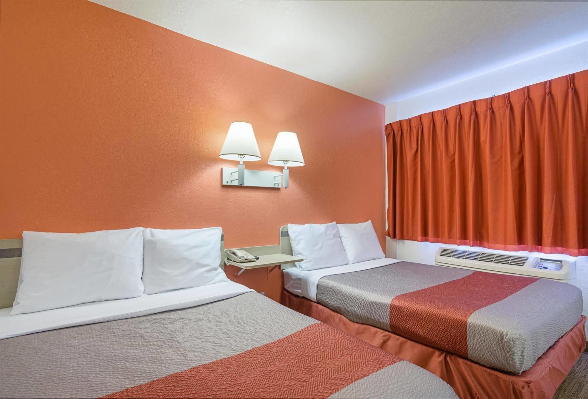Home 6 Motel Топика Екстериор снимка