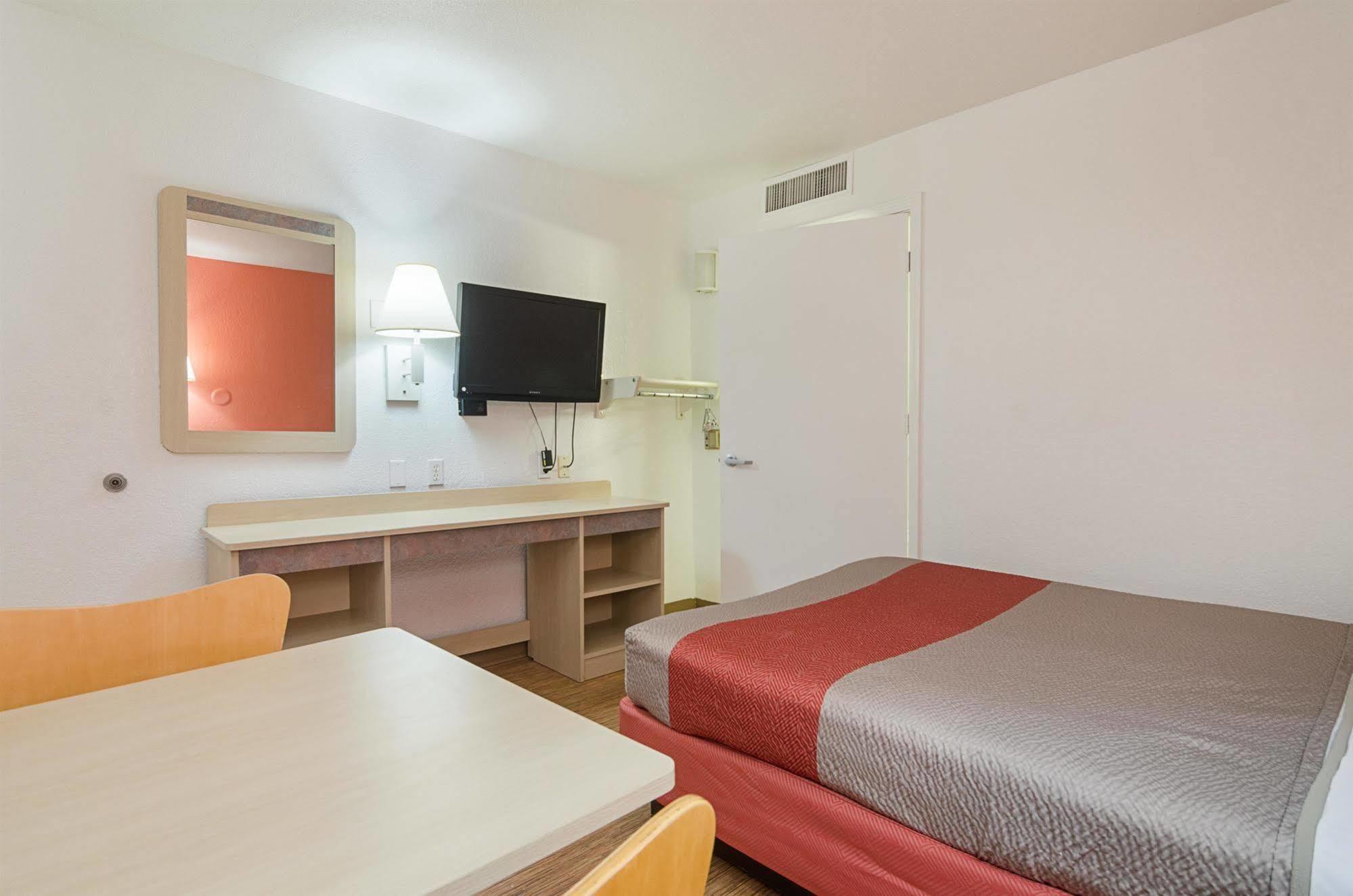 Home 6 Motel Топика Екстериор снимка