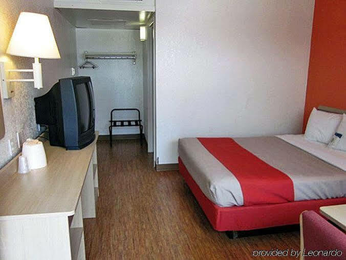 Home 6 Motel Топика Екстериор снимка